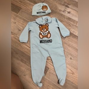 Moschino Kid Onesize & Beanie 3/6M
